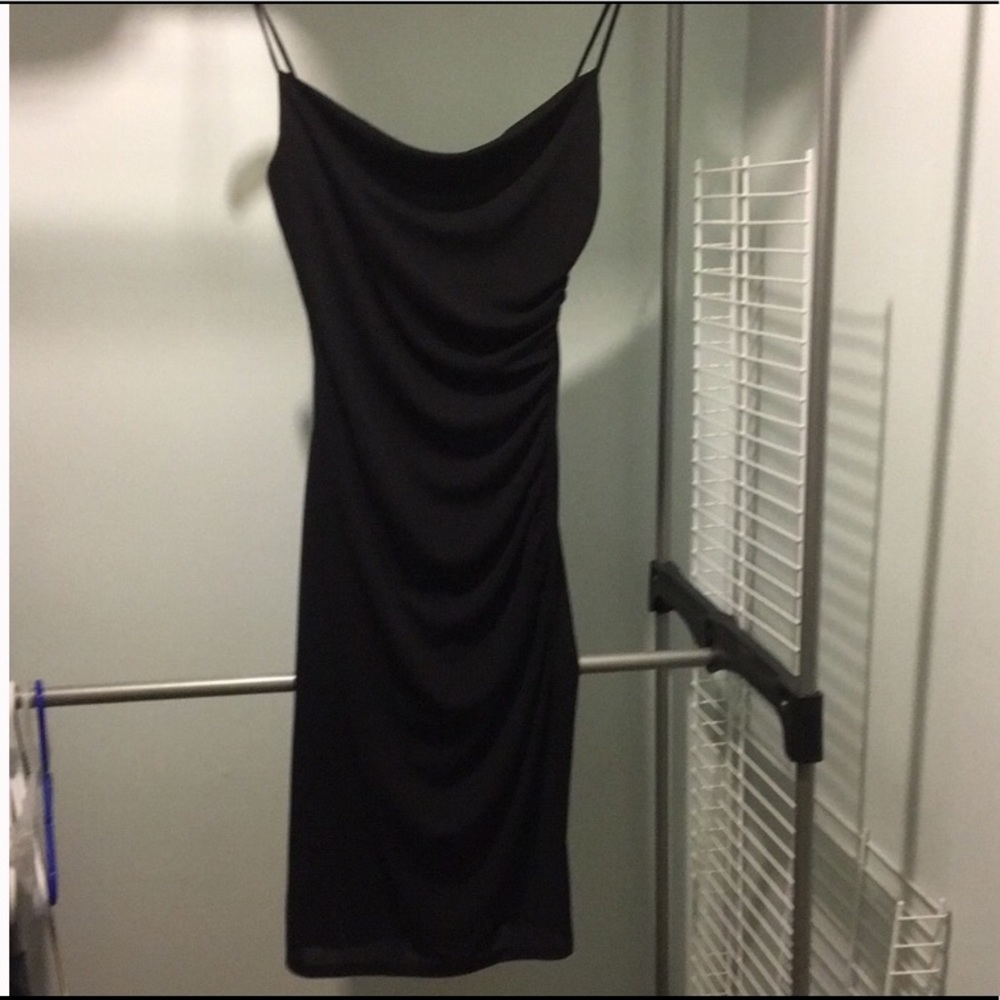 Elegant black dress to wear at parties or a date!